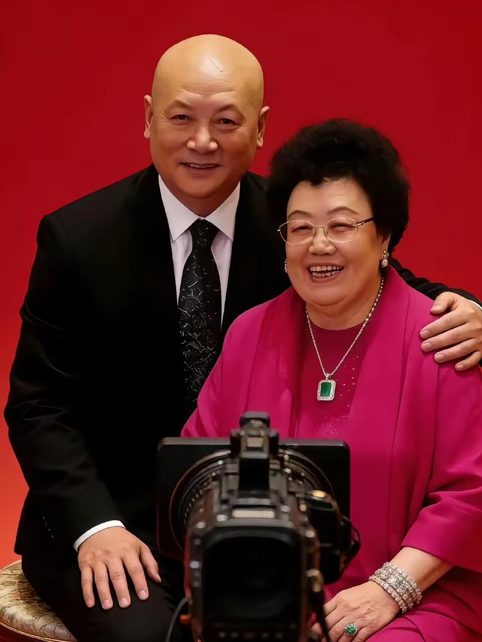 迟重瑞家的家风，真不是一般家庭能比的。陈丽华是满族人，家里规矩严谨，全家每天一起