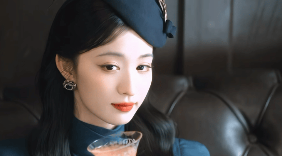 王楚然这个看狗的眼神血染白衣，她却美得像在赴宴。刀入肩骨时抬眼那瞬，没有痛楚，只