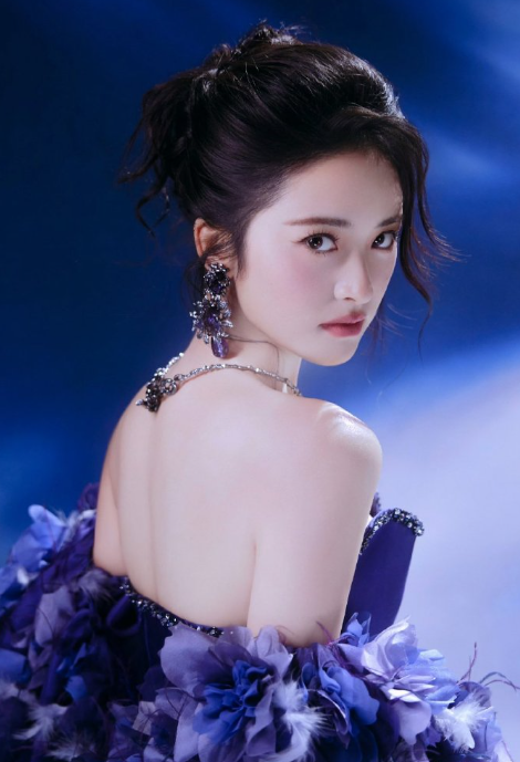 一直以为是沈月是甜妹类型的，但其实她是浓颜一挂的，而且现在越来越有姐感了