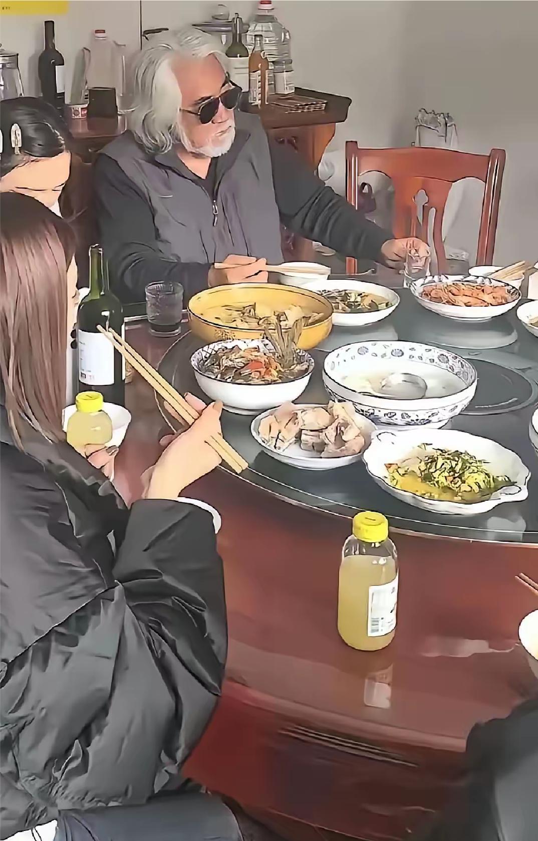 张纪中陪妻子杜星霖回娘家中，和亲朋好友吃个饭，还戴着墨镜，这是炫耀他多有钱吗？还