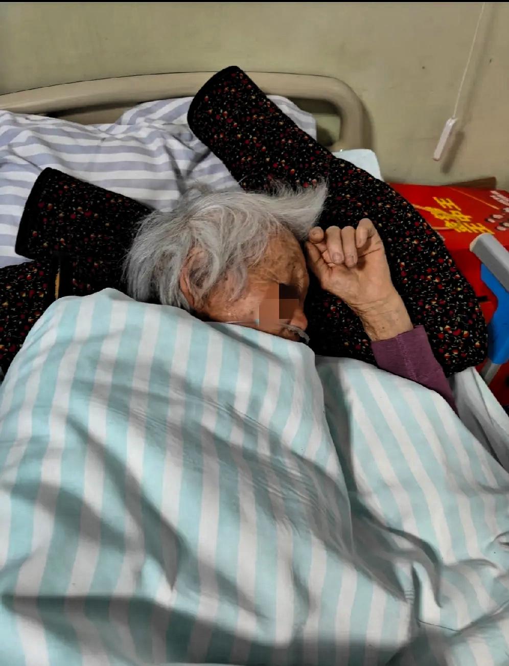 病房里88岁的老人在睡梦中走了，61岁的儿子没掉一滴泪。上午为老人更衣，下午