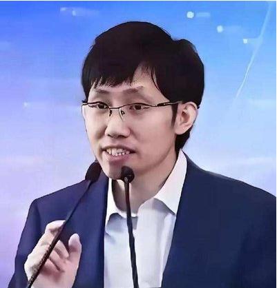 记者问：“中美AI差距到底有多大？”梁文锋毫不避讳、一针见血地回答：“表面