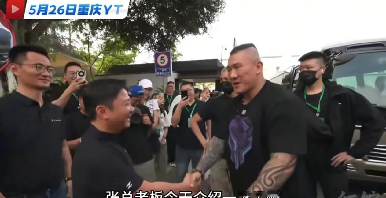 下午五点，这场博弈的戏码到了最高潮，却也戛然而止。张雪带着人逛了一整天工厂，发