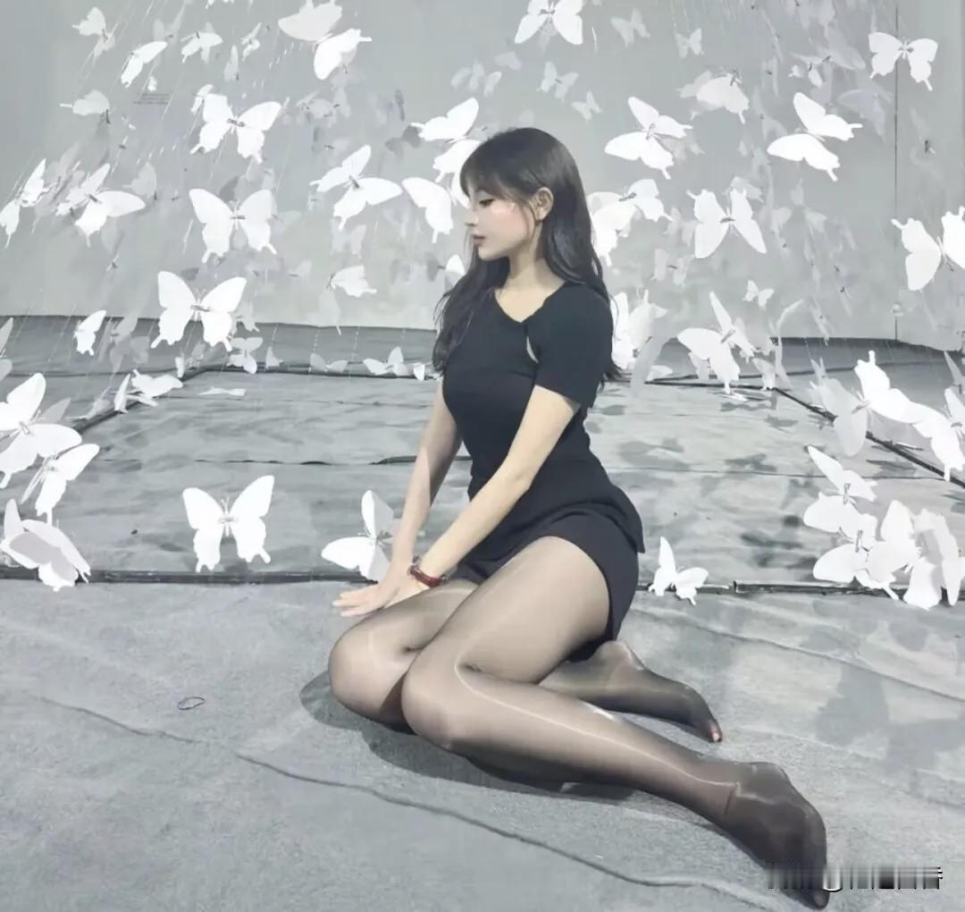 梦幻蝴蝶环绕，优雅黑裙少女🦋✨