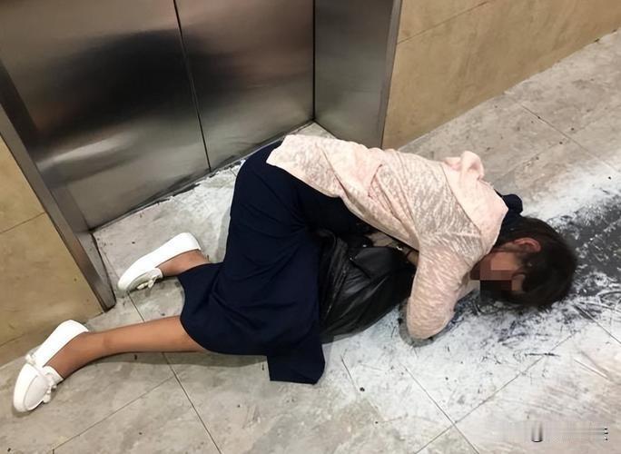 “离奇了！”陕西汉中，子聚餐K歌喝醉酒，被朋友安全送到酒店8楼专人陪护。凌晨她突