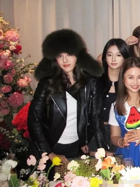 吴千语惊喜亮相Angelababy生日会，两人亲密互动，引发网友热议。原来她们早