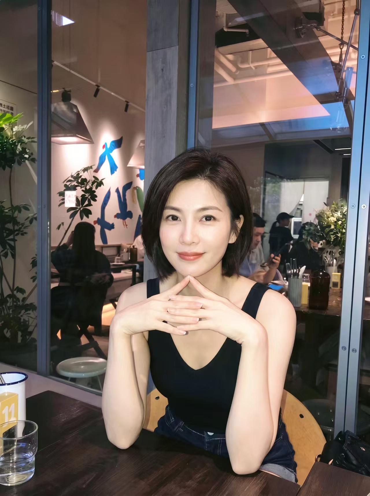 40岁 这个状态还行吧。简简单单ootd~ 浙江现在太闷了 我宣布吊带...