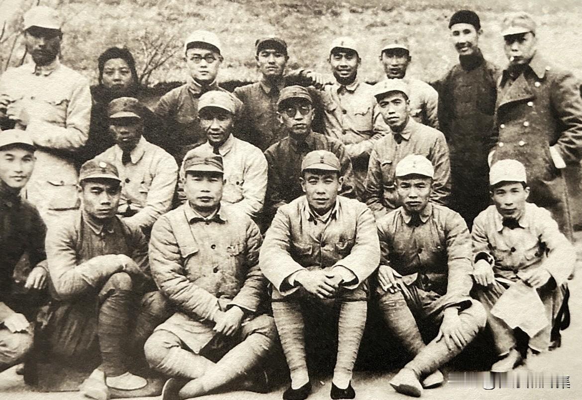 1943年冬，新四军第三师第十旅旅长兼淮海军区司令员刘震（前排左4）与师长黄克诚