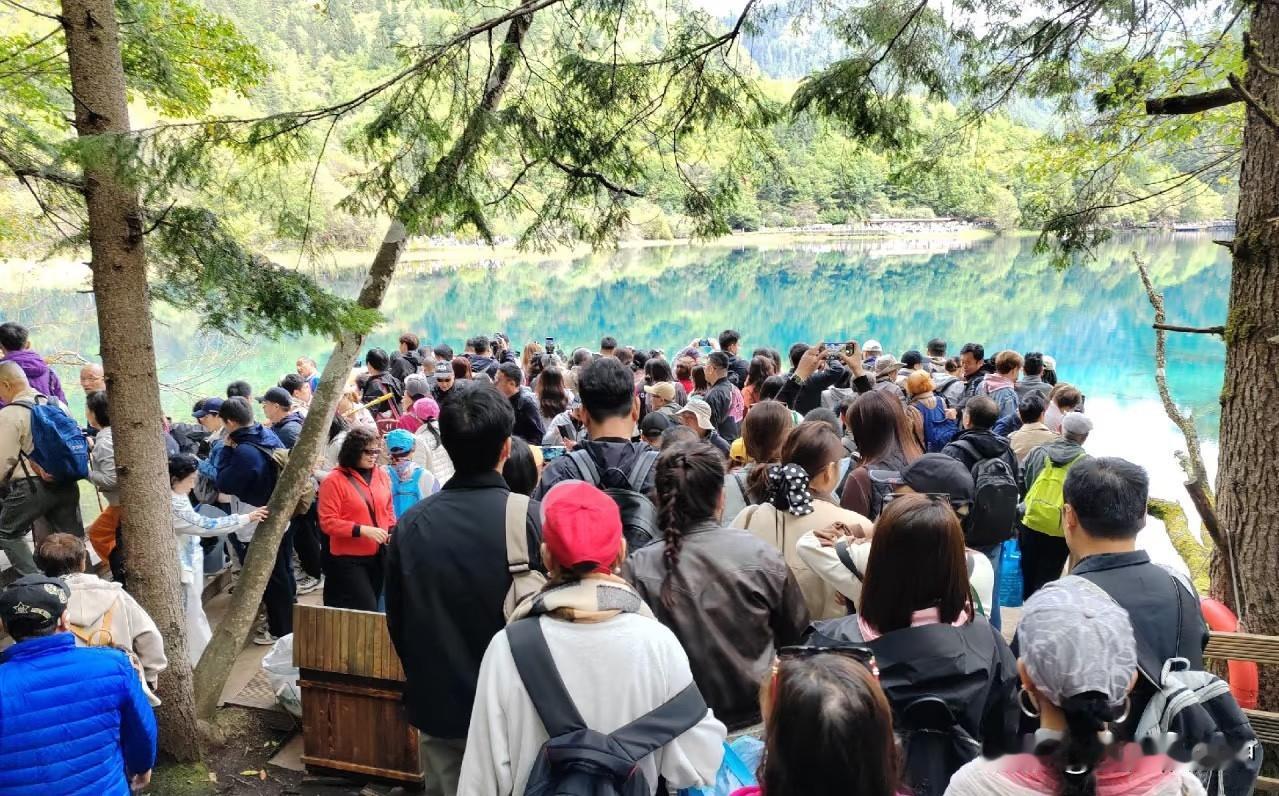 国庆假期没来的计划错峰游的近期九寨沟真不建议来，因为你根本挤不过老年人！昨日
