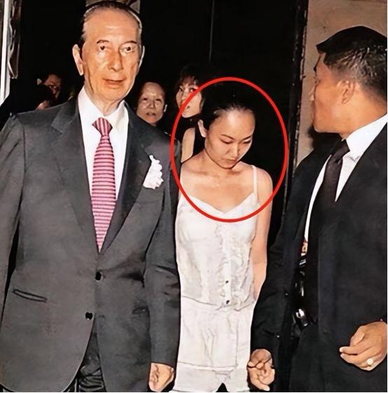 2007年，85岁赌王中风入院，这一消息震惊社会。貌不惊人的小护士邓咏诗走进