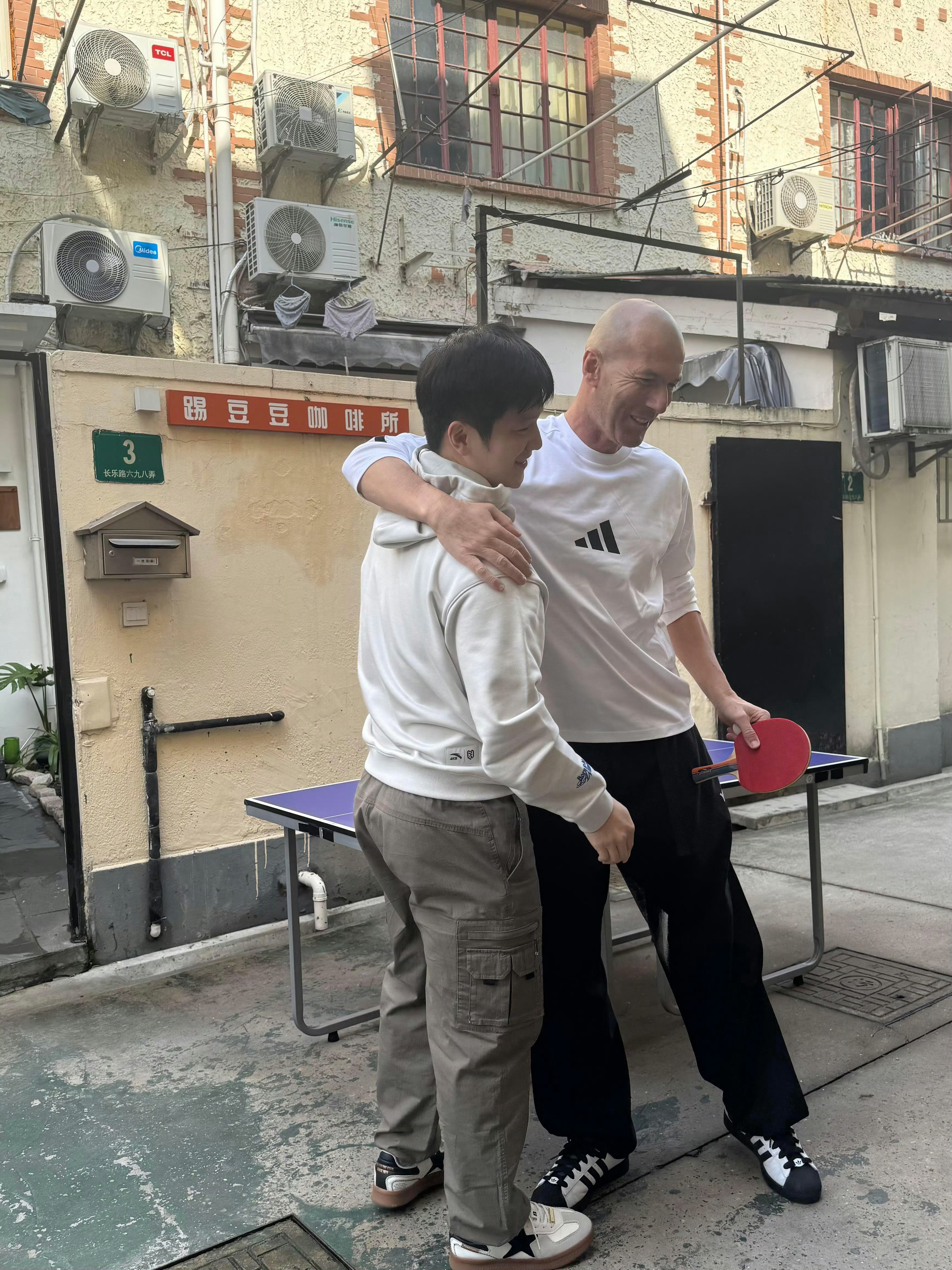 樊振东我也想和你这样搂搂抱抱