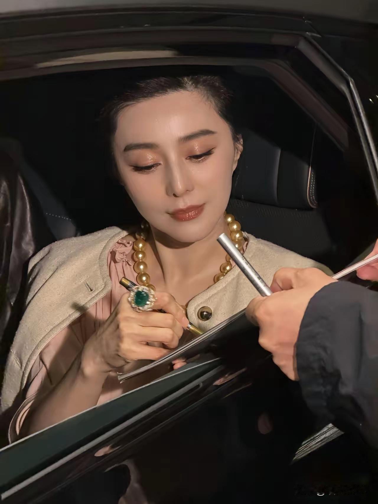 有人说，这是亚洲洲花。就这长相，的确当的起洲花。不过必须是真人长这样，而不