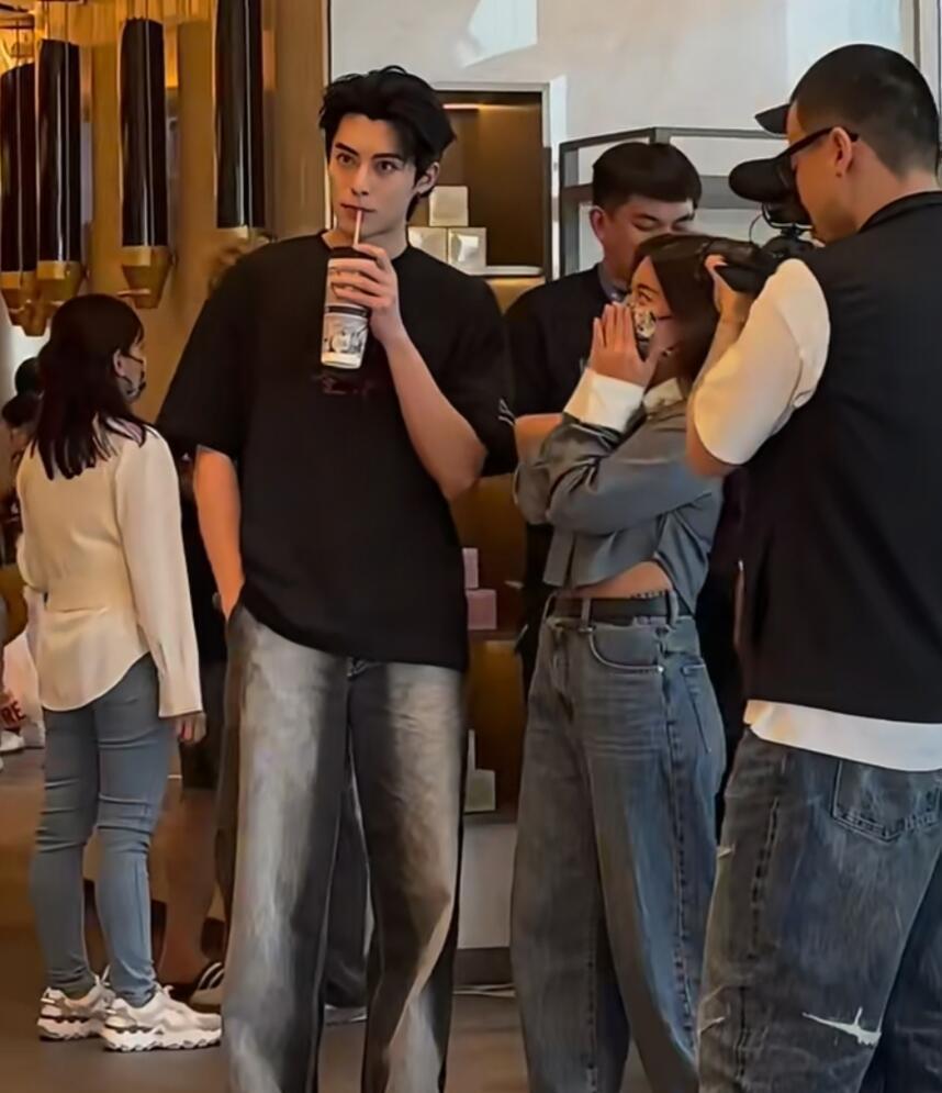 现在全网情绪最稳定的就是王鹤棣，他稳定不是因为录音风波突然被推上热搜，
