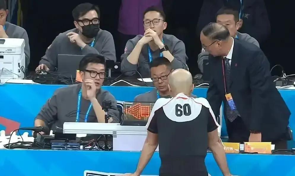 别再盯着周琦了。北京队最该买的根本不是球员。你看数据：防守效率联盟第5，进