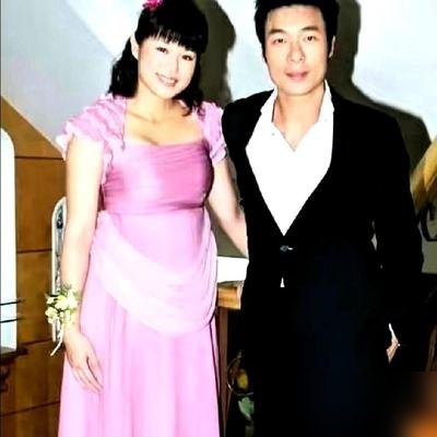 郑秀文从背后死死搂住许志安的腰，头埋在他背上，跟个小姑娘似的。旁边胡杏儿两口子有说有笑，她全程没撒手