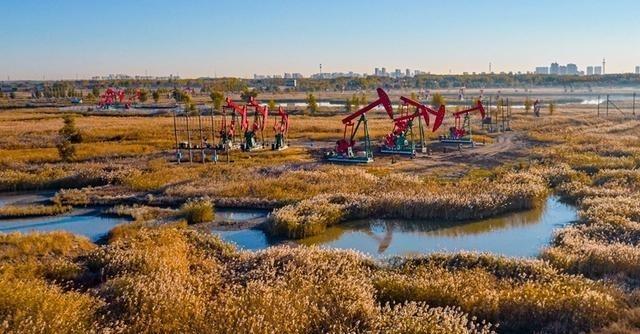 大庆油田为何与二战的日本擦肩而过？大庆油田这地方，本来就在松辽盆地里藏着，储量