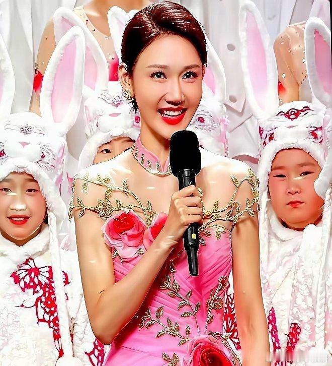 春晚一套礼服几万块，竟然是主持人自己掏钱，龙洋自嘲是央视穷鬼。网上都说她那件碎花