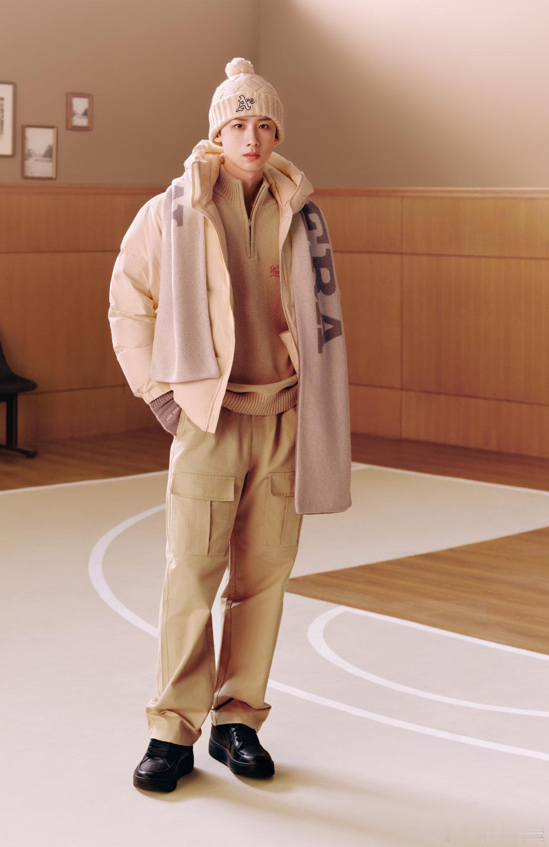 谁允许白敬亭这么会穿的冬日穿搭自带高级感滤镜！米色针织帽搭配同色系羽绒服，温柔