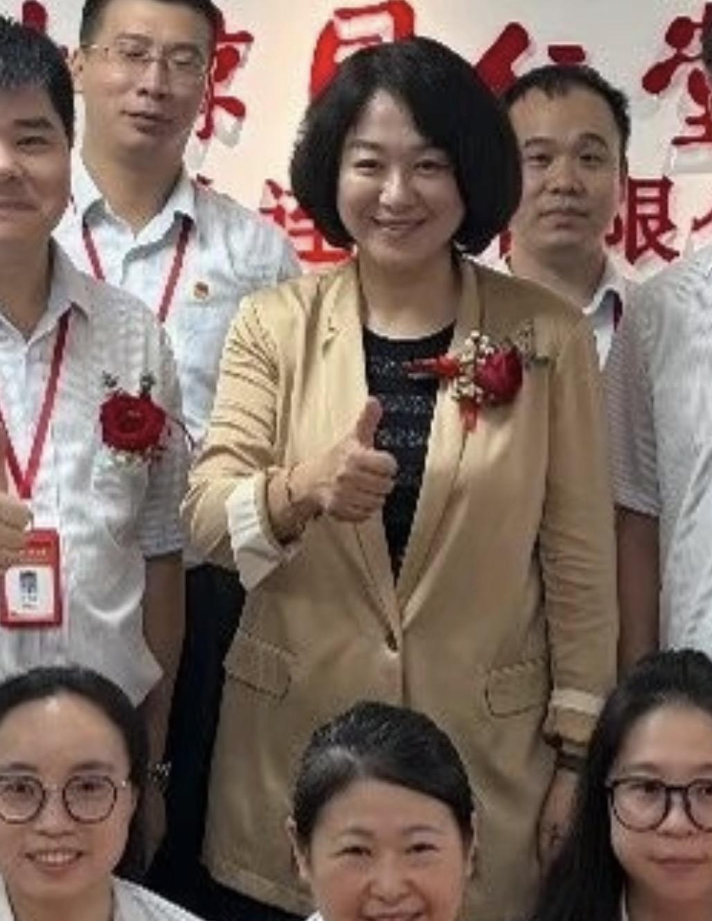 49岁沈傲君罕见露面，剪短头发了气质大变样，五官依旧很大气，和工作人员合照站C位