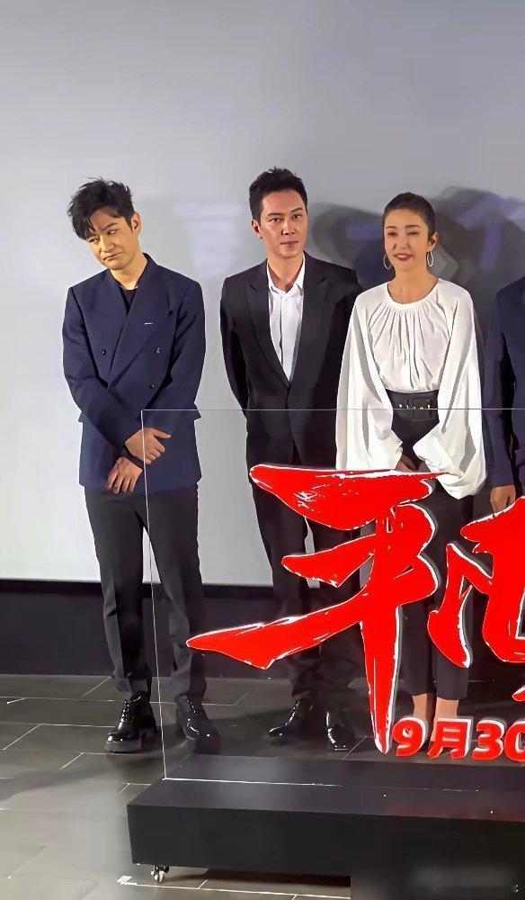 黄晓明和冯绍峰的尴尬，根本不是人情世故，是权力站位。你以为是零互动？我告诉你，那