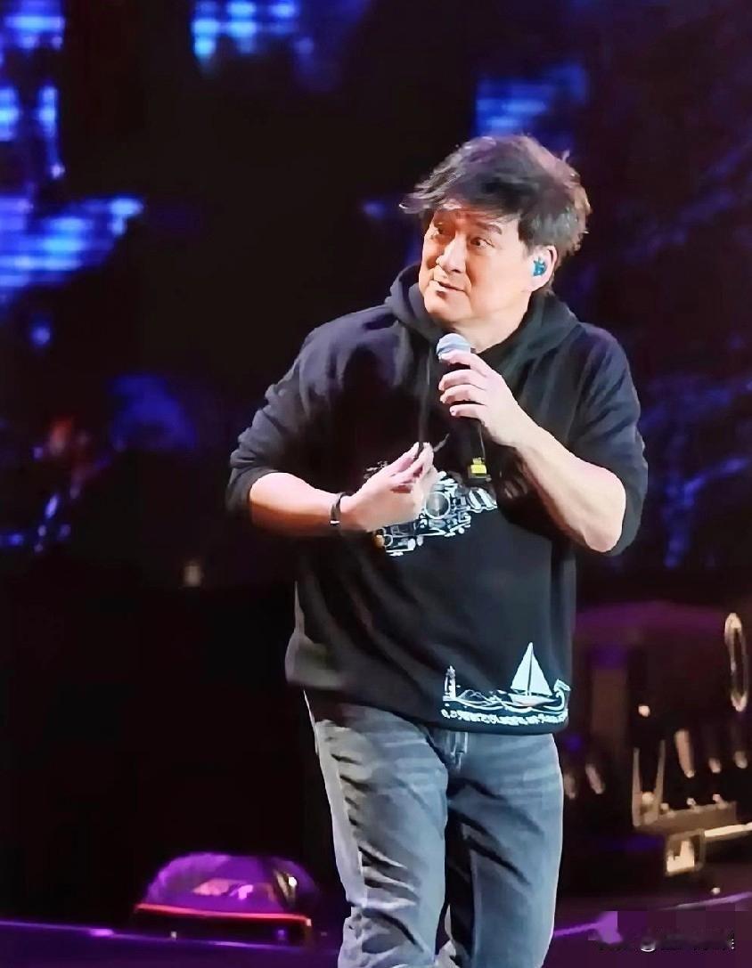 周华健，这下尴尬了！12月6日，周华健在汕头的演唱会上，唱着唱着突然忘词了，