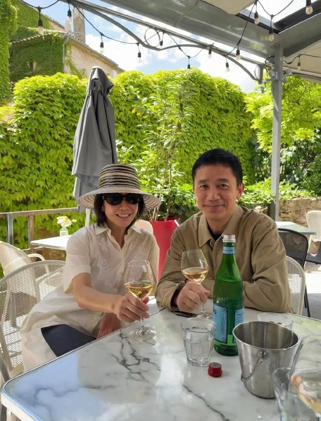梁朝伟刘嘉玲法国游玩度假私服，两口子看着好浪漫！​