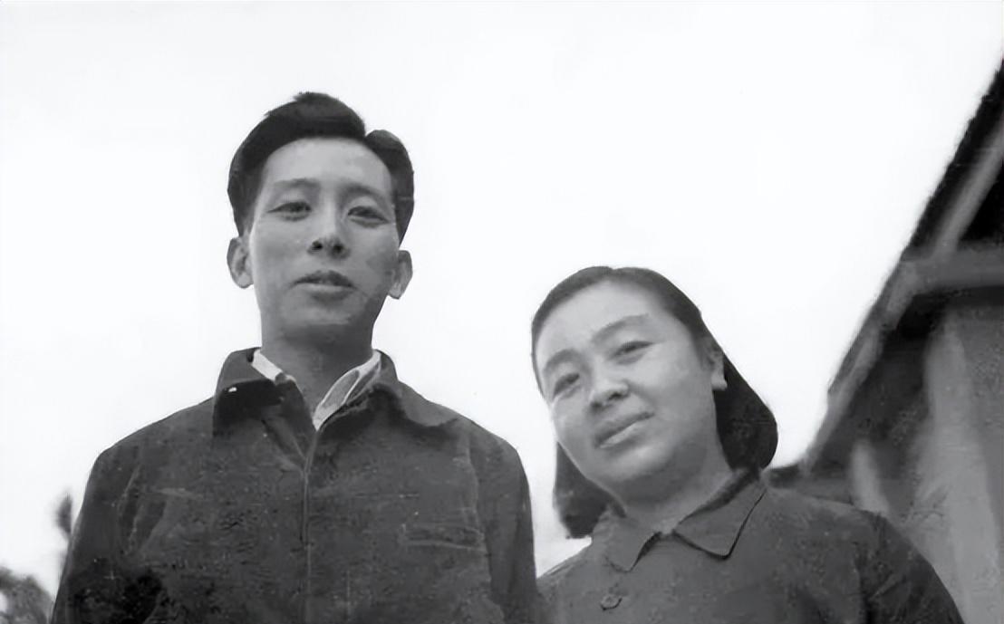 1937年，33岁的丁玲爱上20岁的下属陈明。消息传开后，陈明心情复杂，很快就娶