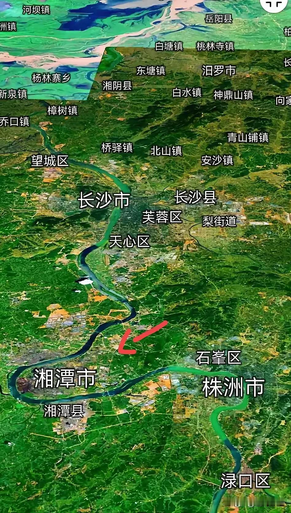 湖南省湘潭市从地形图上来看，基本上是在一个半岛之上，因为湘江把它围绕成一个半圆形