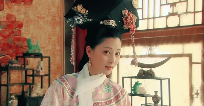1723年，被爷爷康熙幽禁了10年之久的和硕淑慎公主，被雍正收为了养女。没过几年