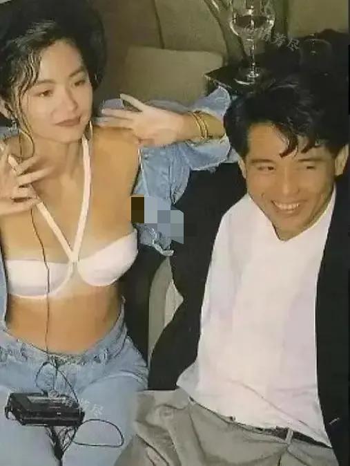 1980年，热恋中的林青霞和秦汉留下了一张不可多得的亲密合影。画面中的林青霞穿着