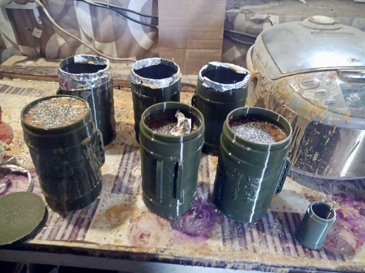 乌克兰制造的碎片式FPV弹头。有些弹头显然在熔化的TNT炸药中混入了金属碎片（注