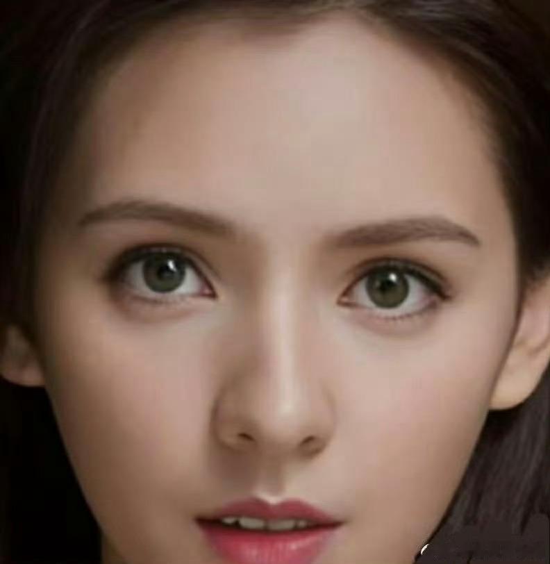 好多演员都是这种眉眼，眉压眼，意思是眉毛长过眼睛，眉眼距离非常近。这种面相表示个