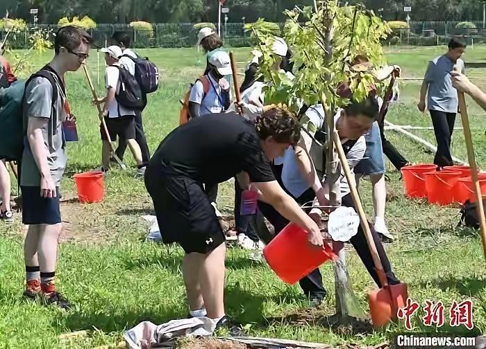 美国icon42名初中生来中国研学，本来进行文化交流是一件值得高兴的事，可是学校