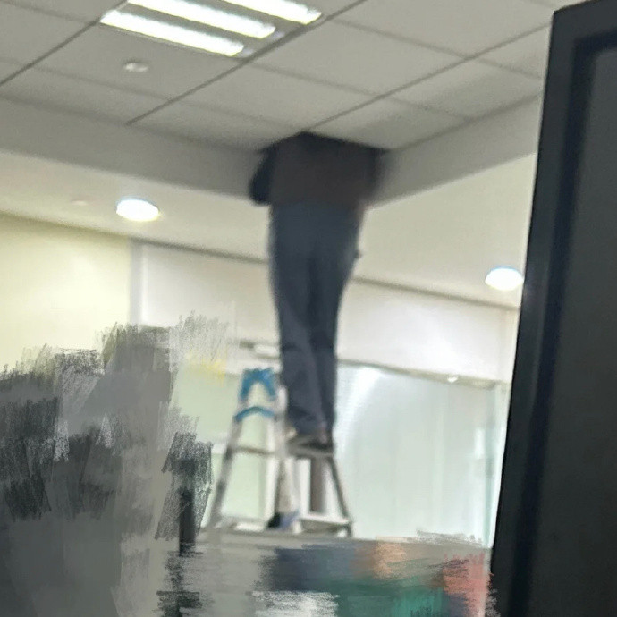 老板把自己锁在办公室了[捂脸哭]​​​