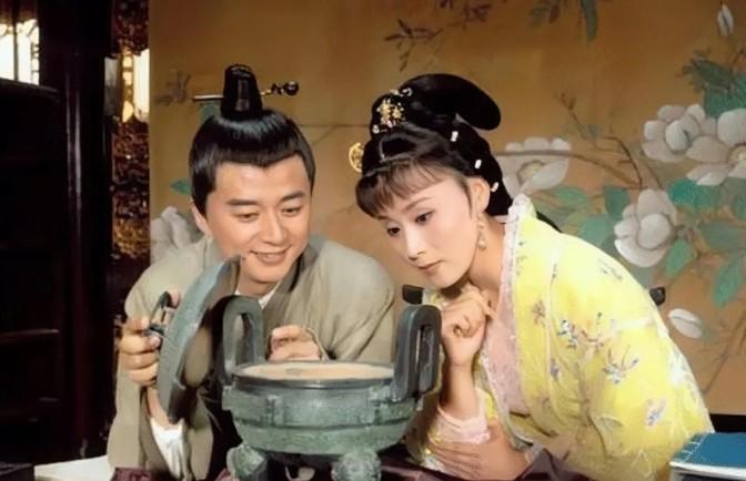1132年，49岁守寡三年的李清照嫁给了30岁年轻英俊的张汝舟。圆房之后，张汝舟