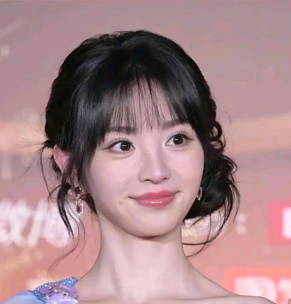 她真的是甜妹啊发型对她也很重要给人感觉元气满满的样子不过她留刘海跟没