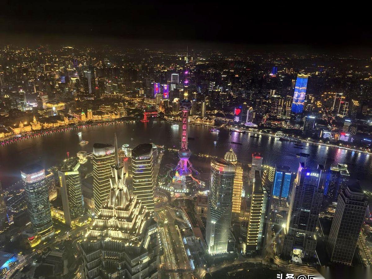 房本拿到手，户口本换了新。我把爹妈都接来了上海，一家人，整整齐齐。然后就有人