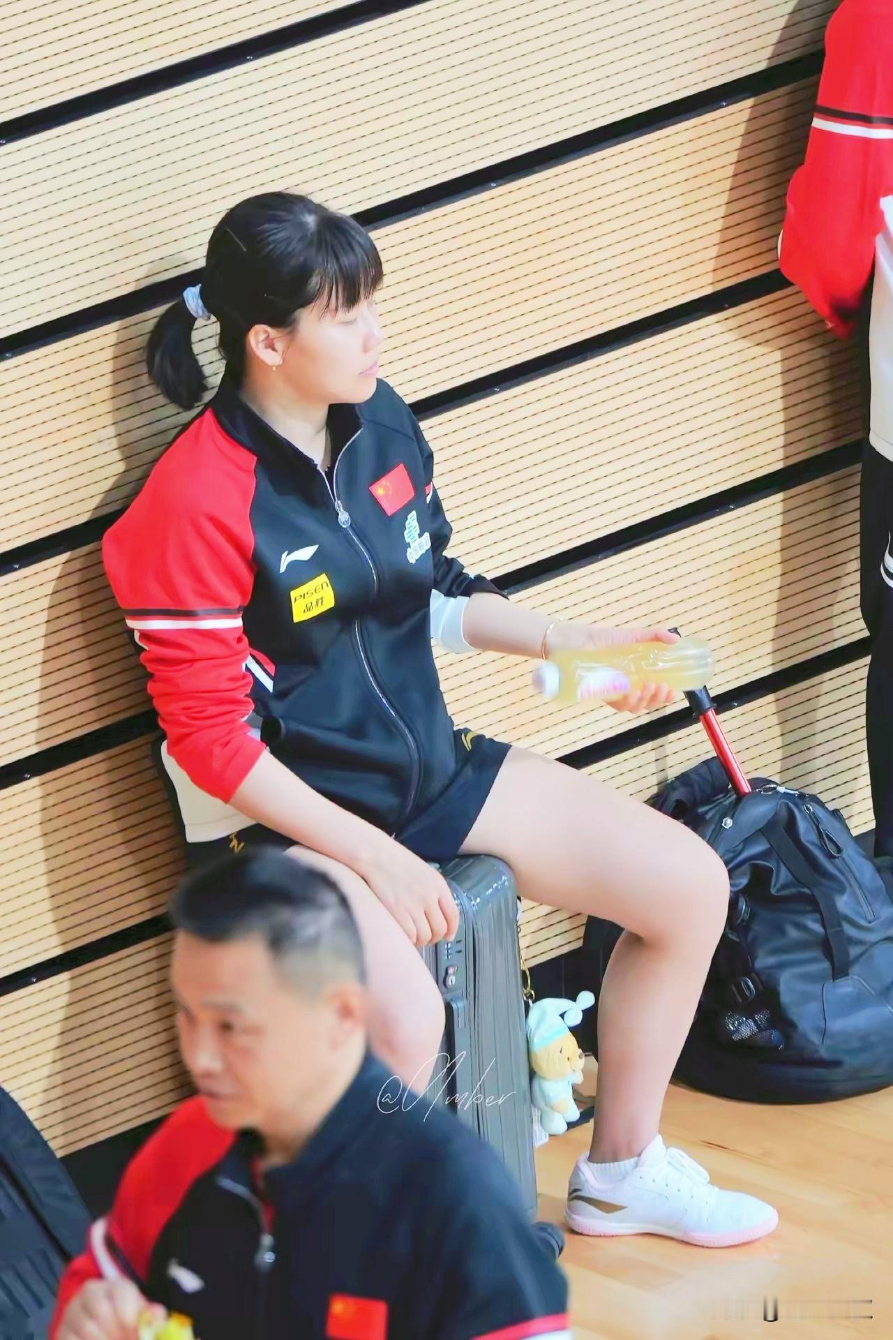 陈幸同赢球后，累坏了！坐到行李箱上不想走了！这场球比削球手还累，打了接近