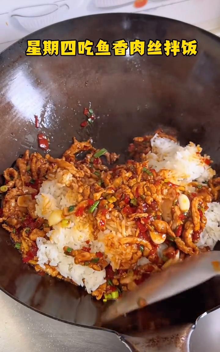 ·星期一吃辣椒炒肉拌饭。·星期二吃红烧肉拌饭。·星期三吃香菜牛肉拌饭。·星