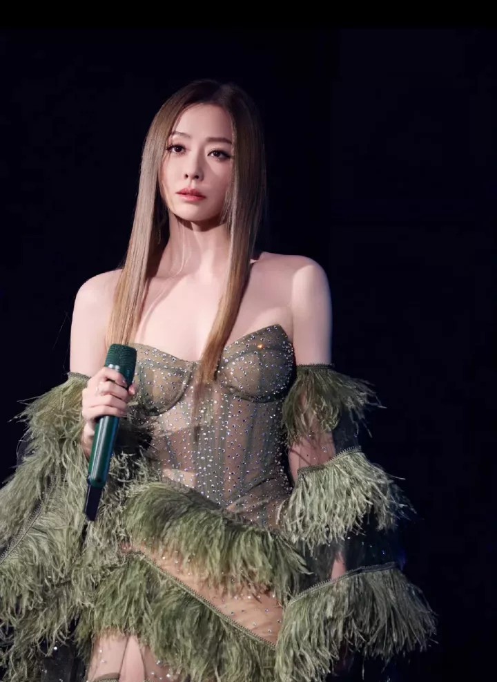 简直笑不活了张靓颖这身反骨还是一如当年硬刚粉丝质疑，这份霸气回话