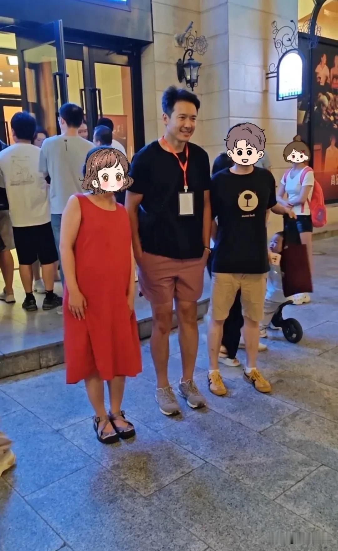 小酒窝和佟丽娅在天津进行舞蹈剧演出，亲爹和奶奶现身场外，接她回家。44岁的酒