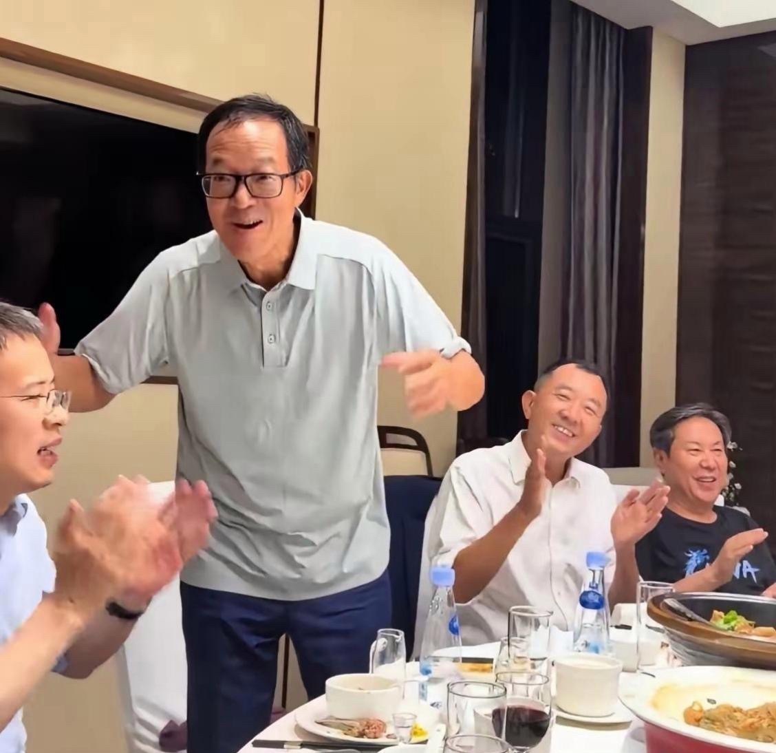 有人说，俞敏洪现在怎么那么开心？出名的主播都走光了，他却在酒桌上饮酒高歌，觥筹交错。其实原因很简单。