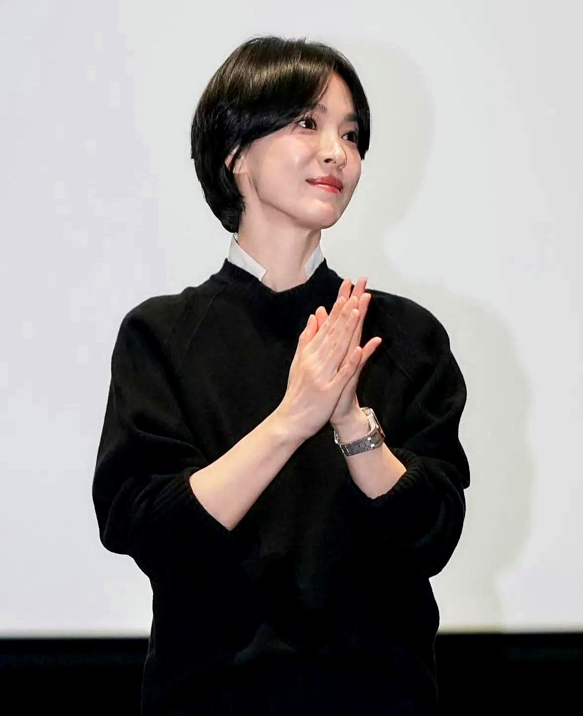 首尔街头，宋慧乔顶着“小男孩头”晃过，44岁，脸还是那张脸，短发换得比翻书快。