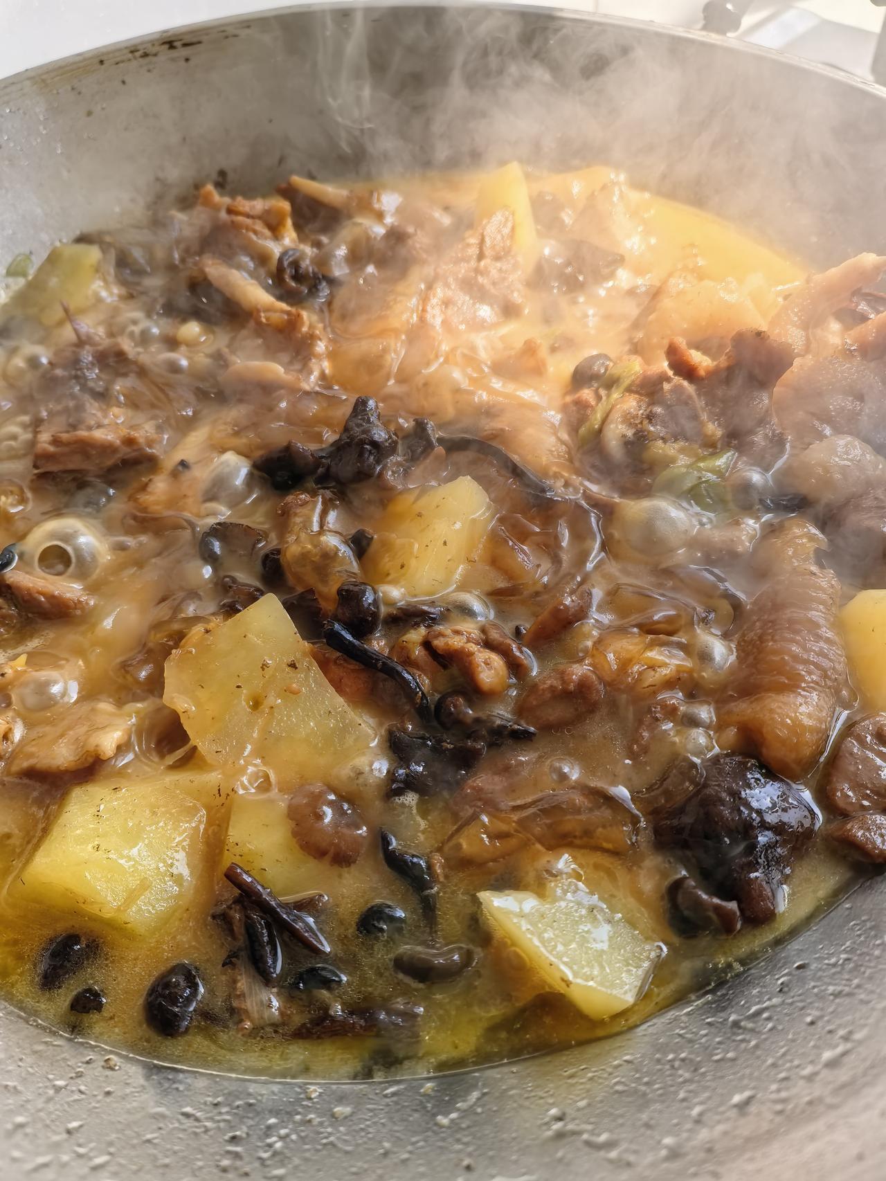 小鸡炖蘑菇粉皮。