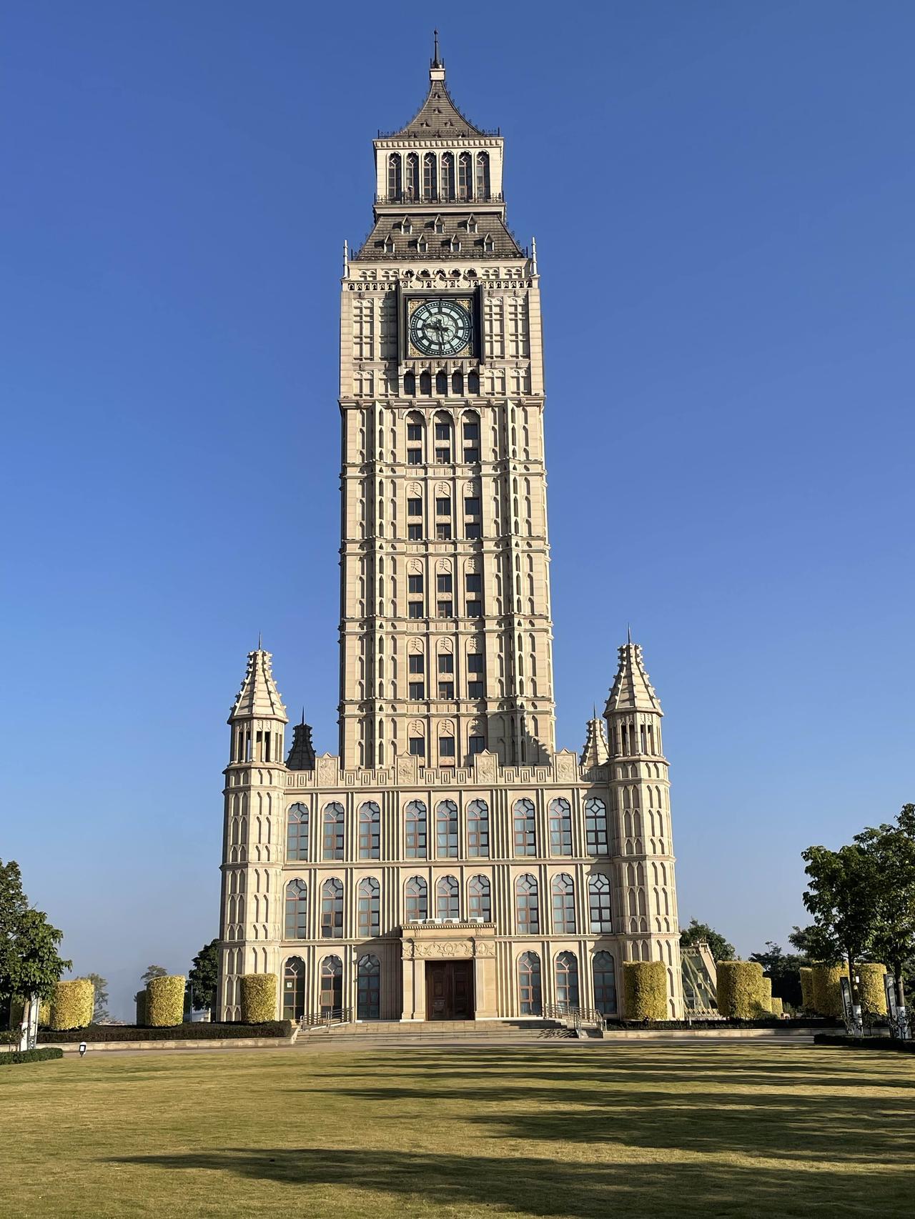 现在新疆有不少援疆干部。所谓援疆干部就是支援新疆来的，以后还要回去。可是新疆本土