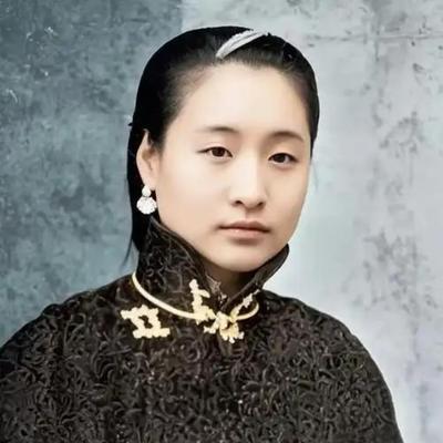 1916年，蔡锷病死了，小情人小凤仙参加完他的葬礼便消失了，直到1998年，她的