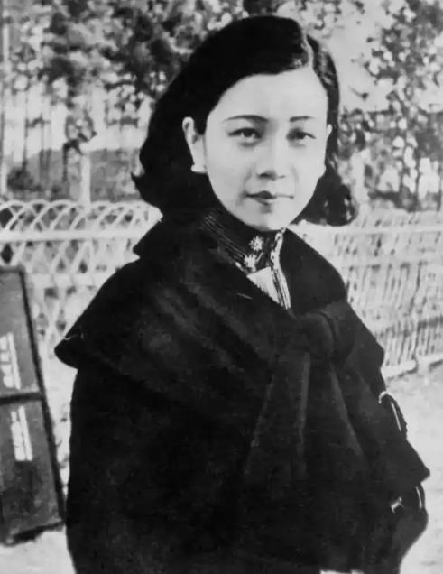 1940年，43岁于凤至胸前溃烂流脓，一老外却抱着她亲：你终于到了——这类说法流
