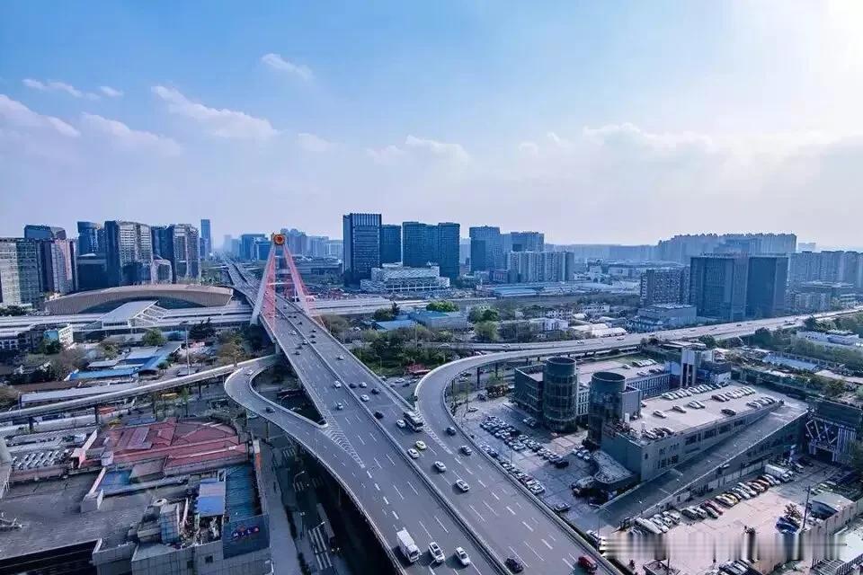 我最喜欢的城市，当然是我的第二故乡——成都。去过北京、上海、广州这些一线城市，