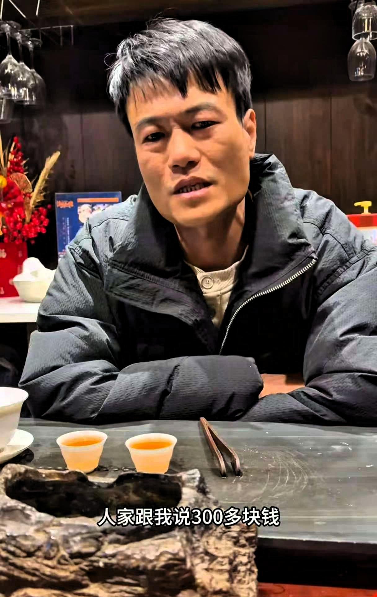 花1400拖车费的男子坚决硬刚到底，不删视频！车主途中车辆出现问题，联系救