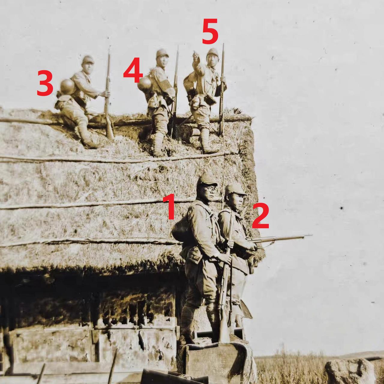 这是一张日军作战图。1937年，5名日军士兵因为个子太矮，没有办法看清远处的目标